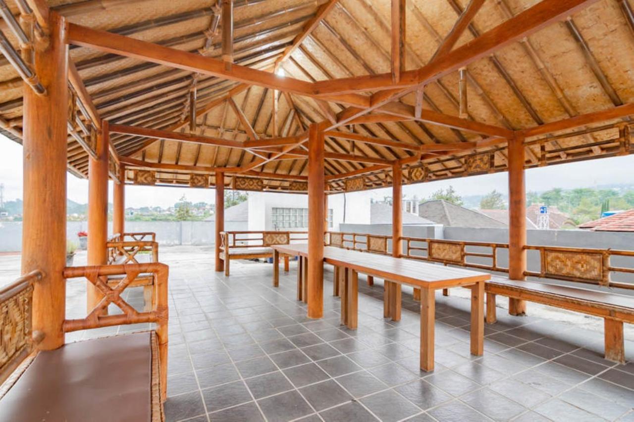 Reddoorz Near Lembang Park & Zoo 2 Hotel Buitenkant foto